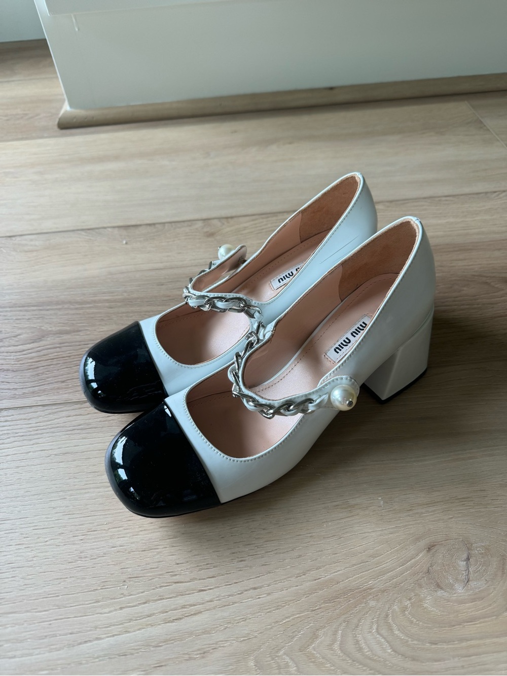 Miu Miu Black White Patent Leather Pearl Chain Mary Jane Pumps 39